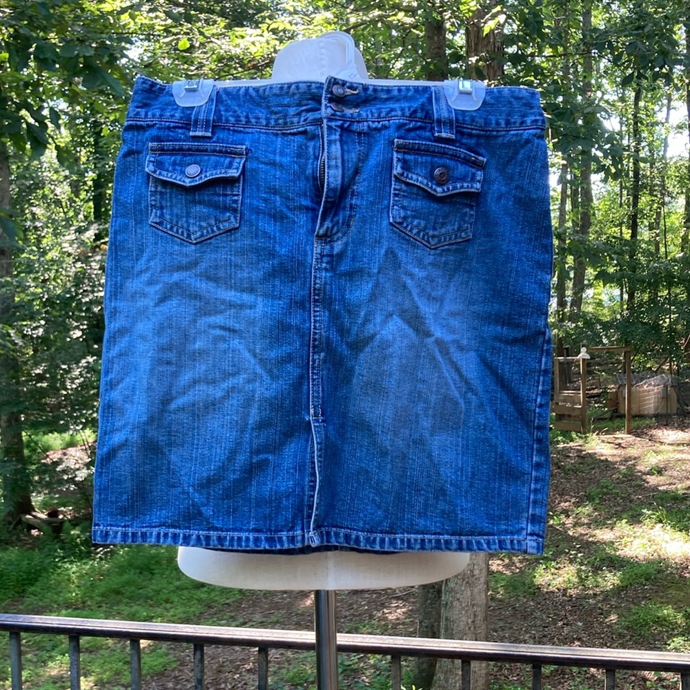 Old Navy Jean Skirt mid-thigh with pockets and small slit in front sz 6